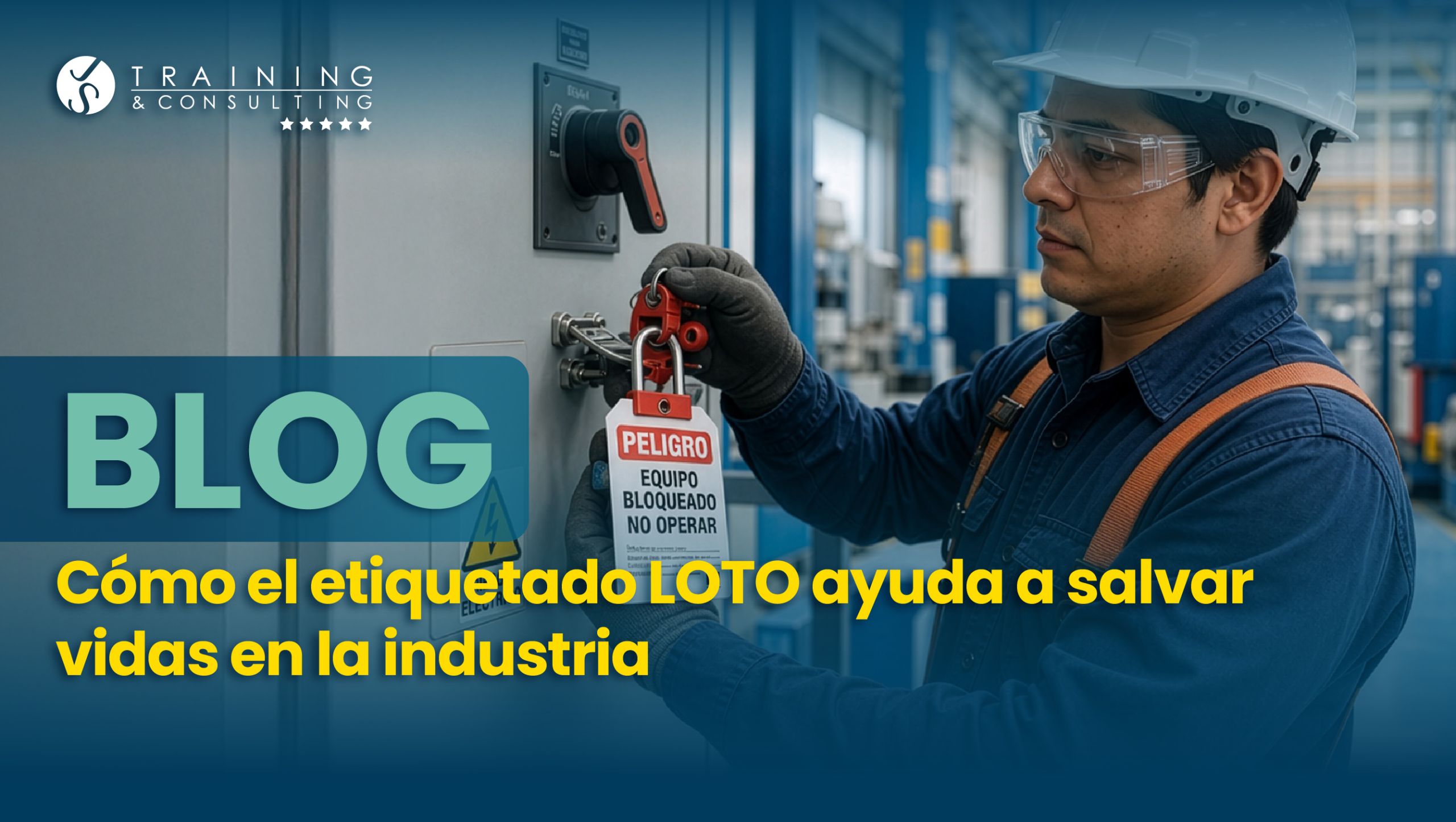 Electricista industrial con casco blanco, gafas y guantes colocando un candado rojo y una etiqueta de peligro en un panel de control eléctrico en una fábrica.