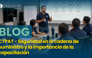 Instructor dando una presentación frente a una pantalla con un diagrama de evaluación de riesgos y proveedores.