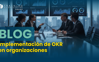 Ejecutivos reunidos en una sala de juntas corporativa analizando métricas en pantallas digitales. El texto dice "BLOG Implementación de OKR en organizaciones".
