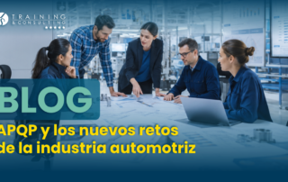 Equipo de ingenieros revisando planos técnicos en una planta industrial.