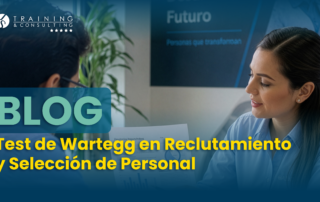 Reclutadora sonriendo mientras entrevista a un candidato y revisa los resultados de una prueba psicométrica.