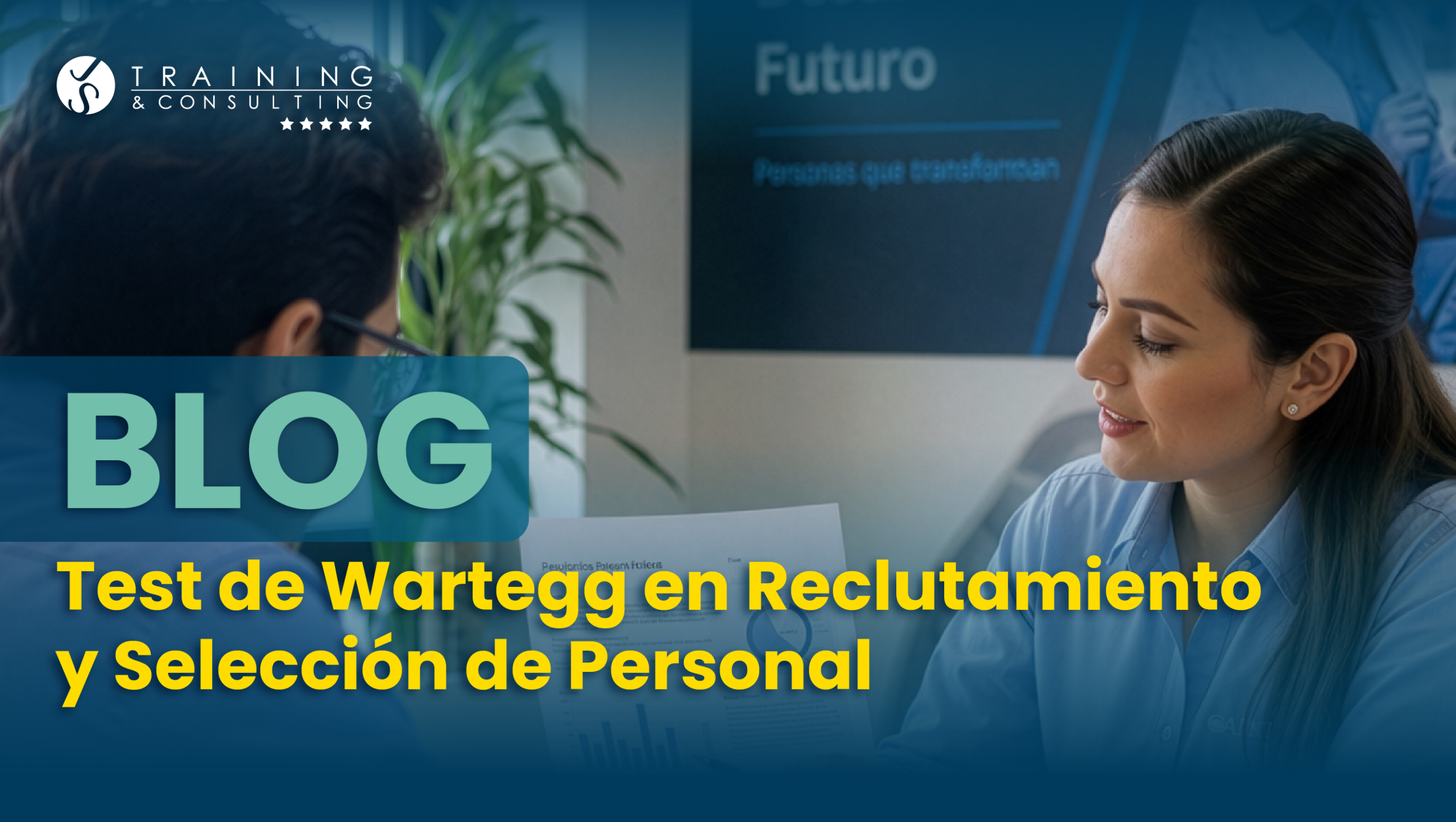 Reclutadora sonriendo mientras entrevista a un candidato y revisa los resultados de una prueba psicométrica.