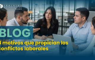 Un equipo de profesionales trabajando en equipo en una sala de reuniones para resolver un problema.