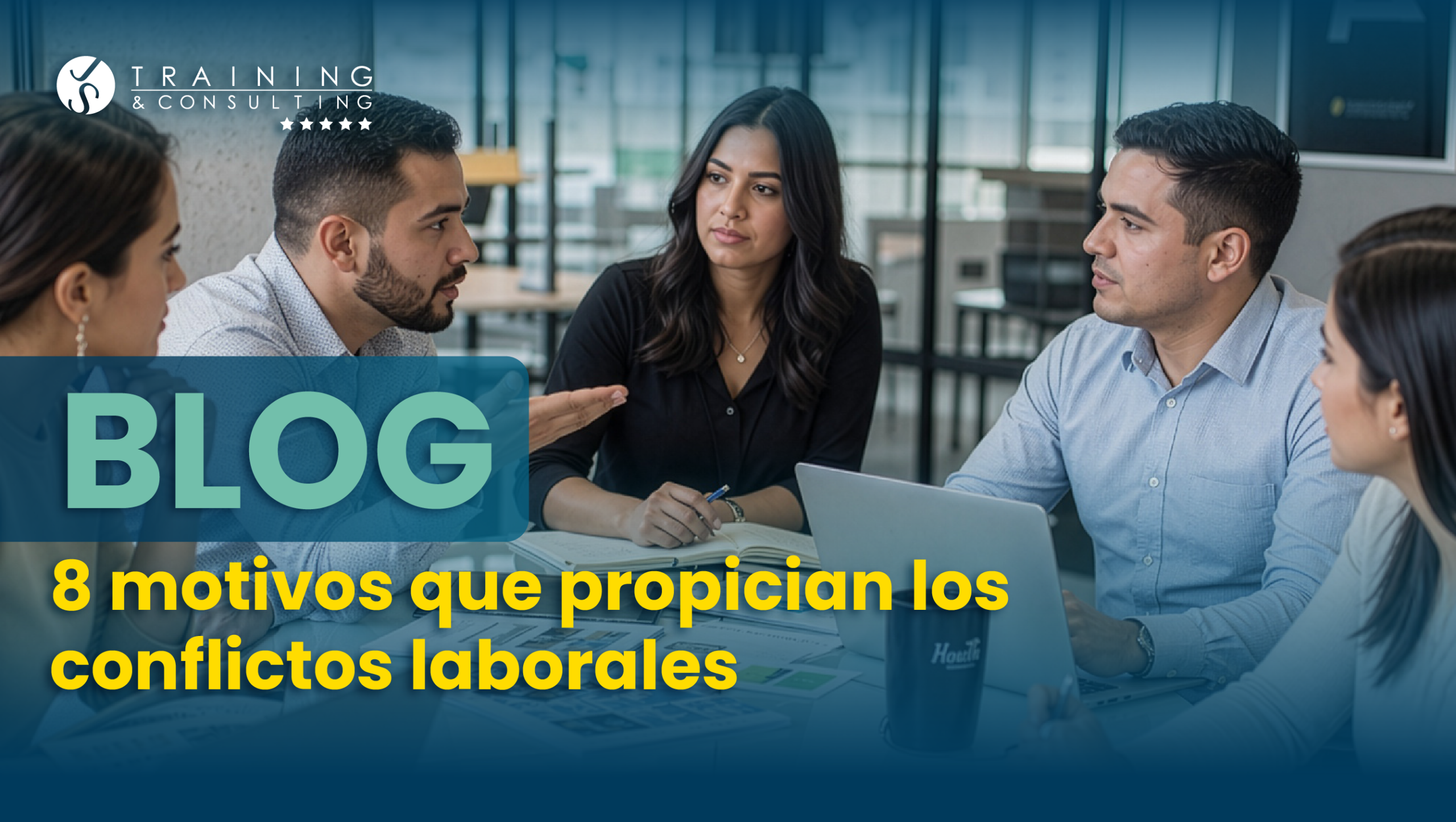 Un equipo de profesionales trabajando en equipo en una sala de reuniones para resolver un problema.